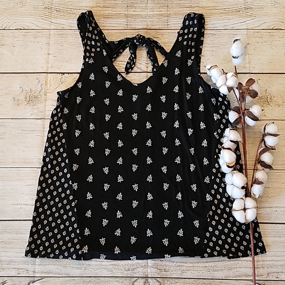 4/$20. Old navy Tie black sleeveless blouse Med